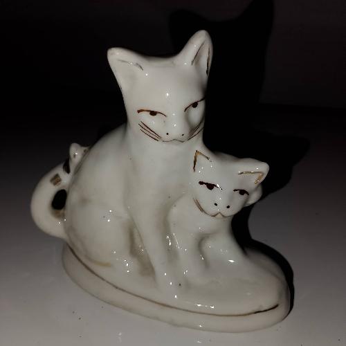 Gata con gatito, porcelana 